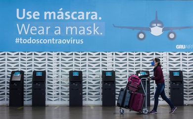OMS pede que viajantes usem máscaras