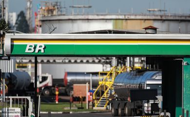 Preço do diesel cai R$ 0,18 nas distribuidoras, nesta quinta-feira