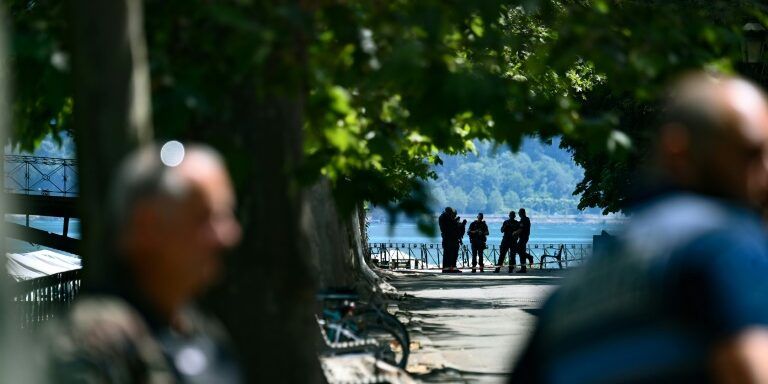 Homem esfaqueia 4 crianças e 2 adultos em ataque na França