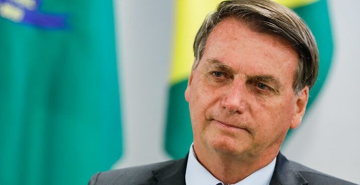 Bolsonaro alega que precisa sustentar sua família e oferece apartamento