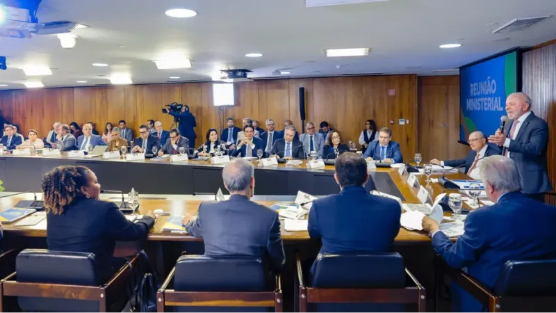 Lula diz que ao menos 18 ministros vão deixar o governo até quinta-feira, 2