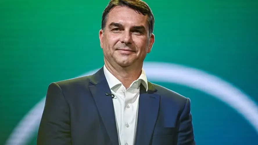 Flávio Bolsonaro prestará depoimento à PF nesta terça (28), em investigação por calúnia contra Lula