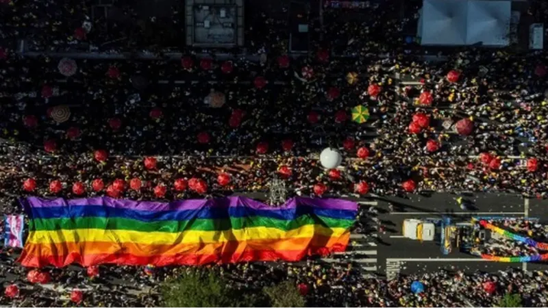 Parada do Orgulho LGBT+ de SP 2026 abordará importância do voto