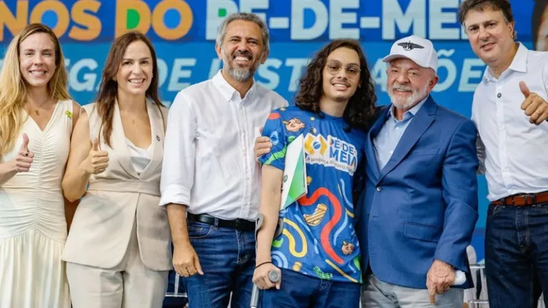 Pé-de-Meia contribui para queda de 43% no abandono escolar: “Oportunidade de continuar sonhando”, exalta Lula