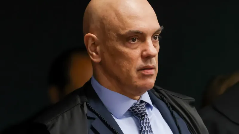 Moraes volta a pedir que PGR se manifeste sobre arma de Bolsonaro