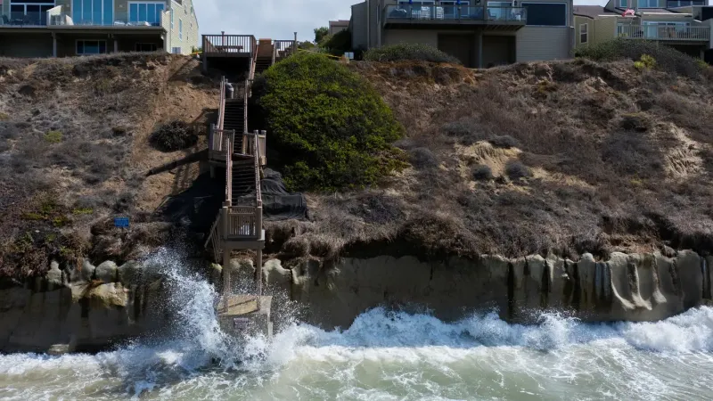 Elevação do nível do mar destrói casas e invade praias na Califórnia