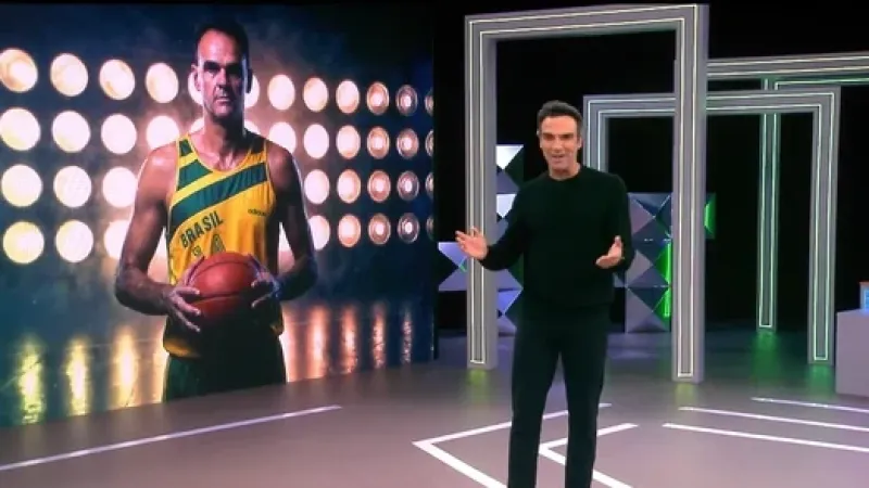 Tadeu Schmidt presta homenagem ao irmão, Oscar, durante abertura do BBB