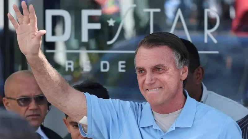 Bolsonaro sofreu traumatismo craniano e deve passar por exames em hospital