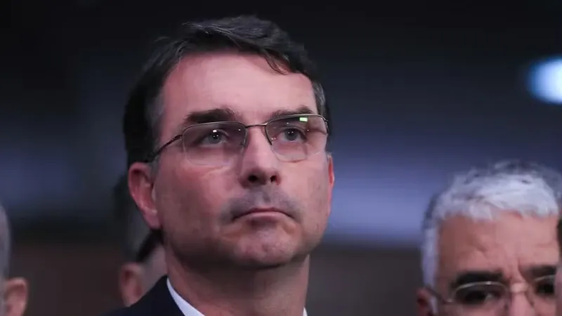 Flávio Bolsonaro admite que pode não seguir até o fim em candidatura para presidência em 2026