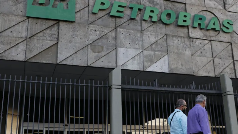 Com alívio da guerra, Petrobras reduz preço do querosene de aviação