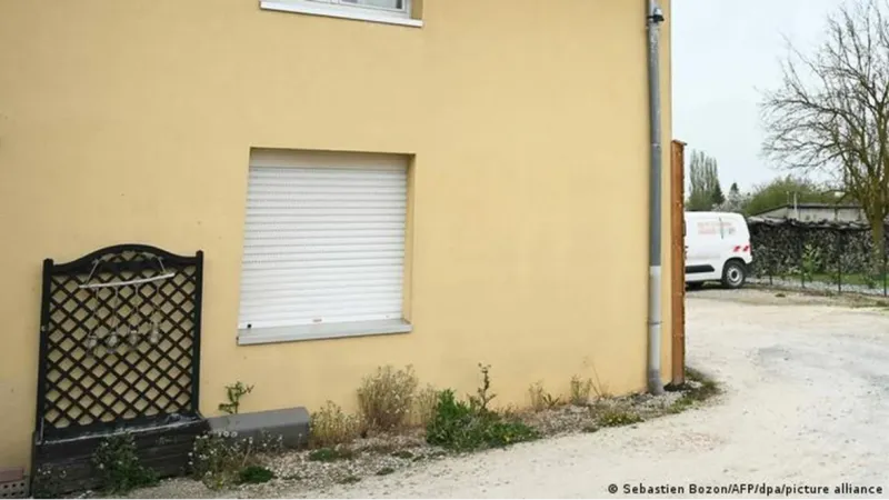 Criança é resgatada após ter sido trancada em van por 2 anos