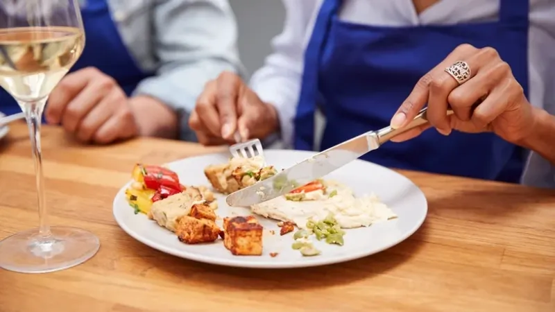 Comer mais à noite pode sabotar sua saúde? A ciência explica os riscos