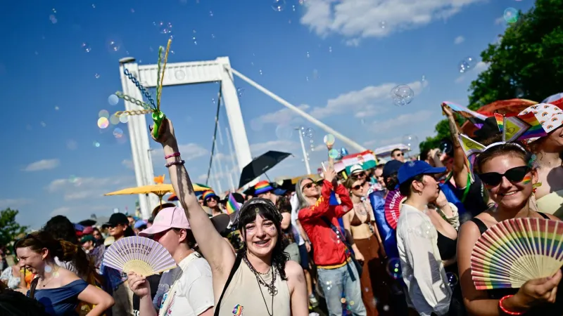 Húngaros participam da 1ª Parada LGBTQ+ desde saída de Orbán