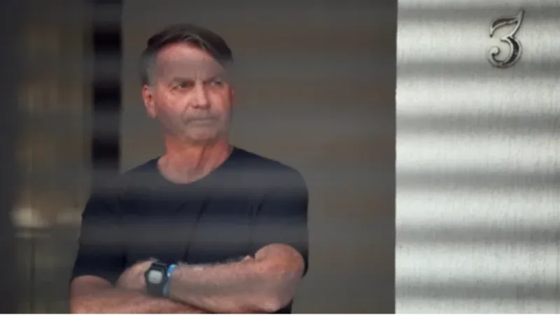 Bolsonaro alega surto ao tentar violar tornozeleira; prisão preventiva é mantida após audiência de custódia