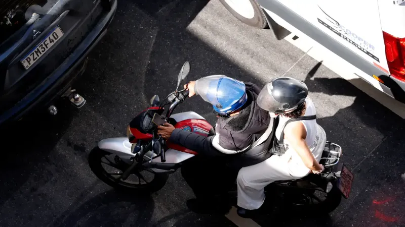 Bombeiros alertam motociclistas sobre uso dos itens de segurança