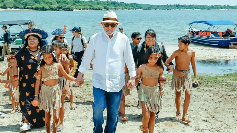 Lula visita aldeia indígena e promete energia para 4,3 mil famílias