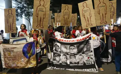 Cordão da Mentira descomemora golpe de 64 nas ruas de São Paulo