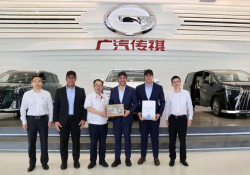 Governador visita fábrica de veículos elétricos e faz convite por missão chinesa em AL