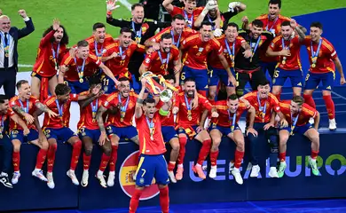 Espanha marca no fim, bate a Inglaterra e se isola como maior campeã da Eurocopa