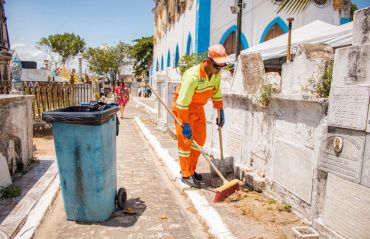 Prefeitura de Maceió intensifica serviços de limpeza em cemitérios públicos da capital