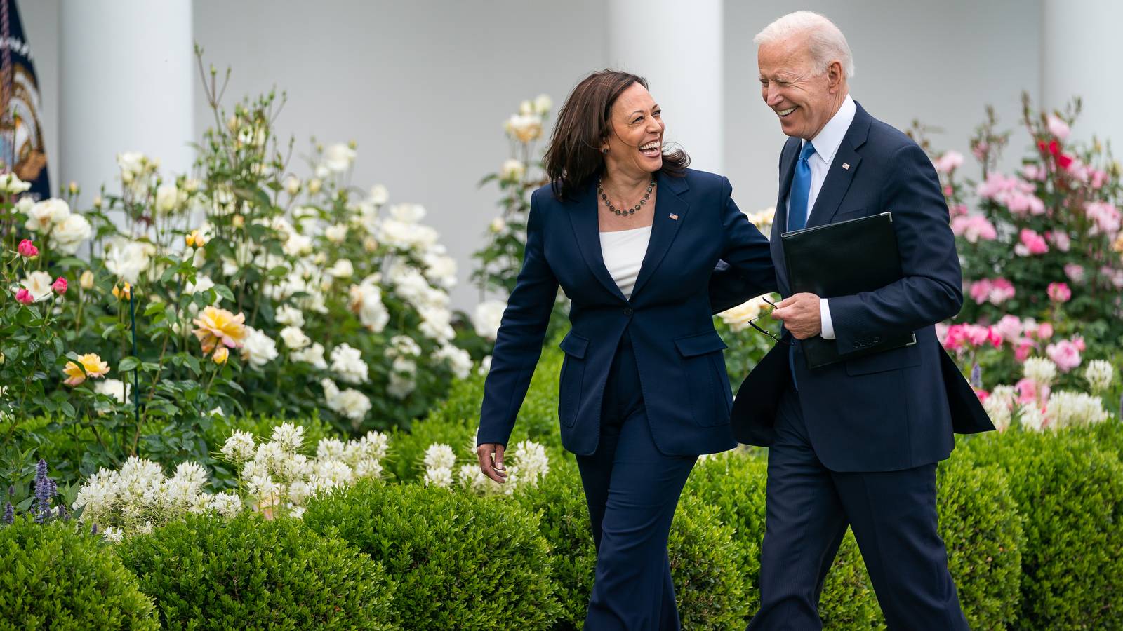 Após desistir de reeleição, Biden pede que Democratas escolham Kamala Harris para disputar com Trump