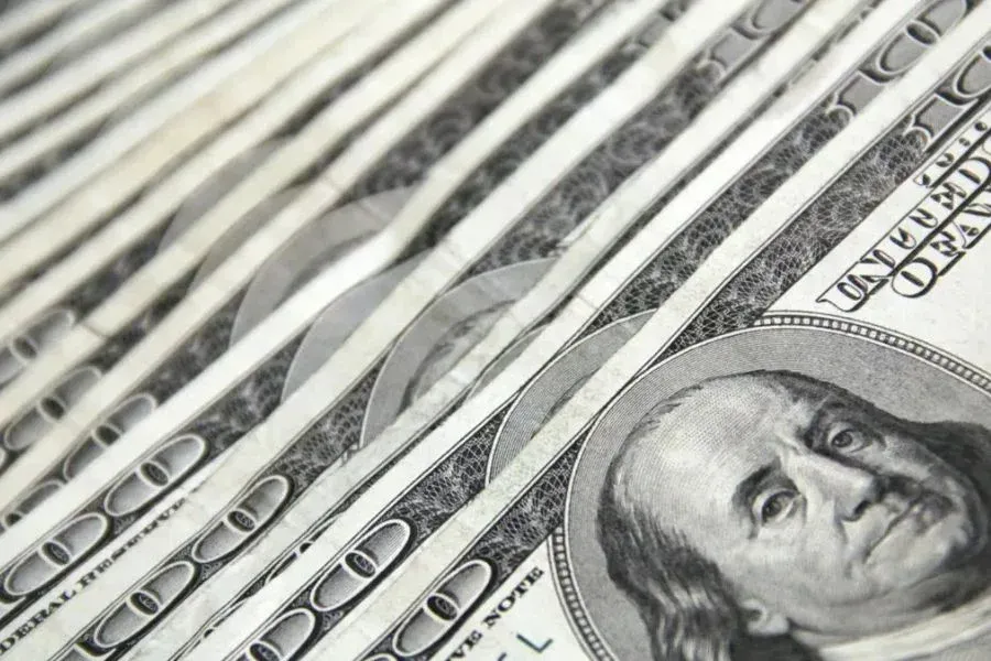 Dólar sobe e fecha a R$ 5,55; Ibovespa cai 1% com foco no cenário fiscal doméstico