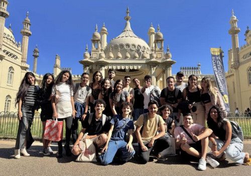 Estudantes alagoanos do Daqui pro Mundo visitam o icônico Royal Pavilion em Brighton