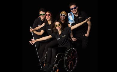 Peça encenada por cegos explora percepções sensoriais