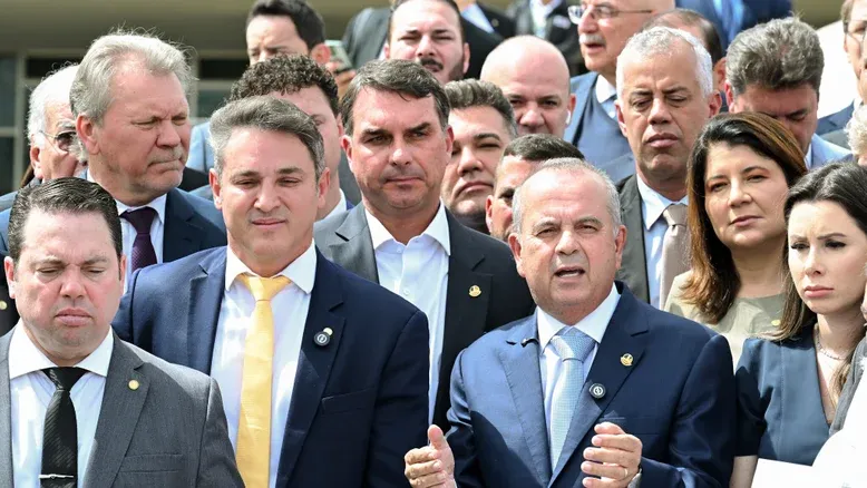 Oposição alcança 41 assinaturas e vai pedir impeachment de Moraes no Senado