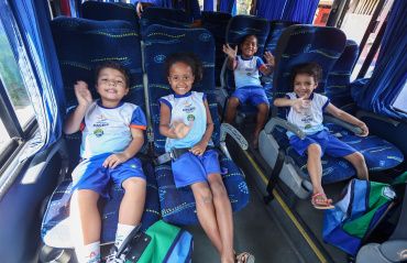 Crianças do CMEI de Riacho Doce recebem transporte escolar pela primeira vez