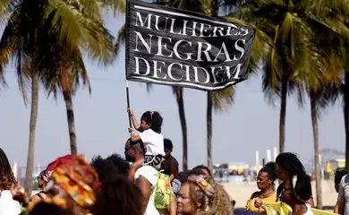 Mulheres negras promovem ato político por justiça social em Copacabana