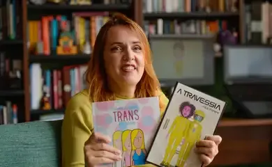 Alice Pereira compartilha em quadrinhos "pequenas felicidades trans"