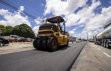Infraestrutura leva recapeamento asfáltico a avenida no Petrópolis