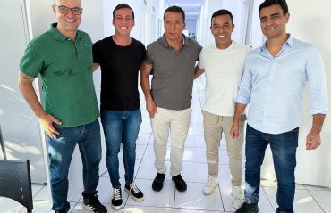 Prefeito JHC visita hospital veterinário em Osasco para ampliar saúde animal em Maceió
