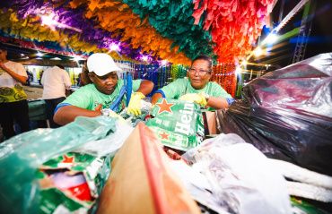 Garis e catadores voltam ao Verão Massayó com ações de limpeza e coleta seletiva