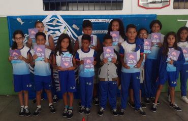 Visita de autor infantojuvenil a escolas marca fim de projeto de incentivo à leitura