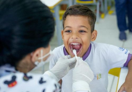 Secretaria da Primeira Infância leva atendimentos odontológicos para creche Cria na Grota do Cigano
