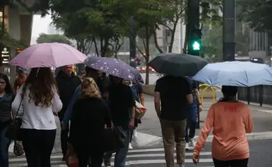 Semana começa com retorno de chuvas intensas e frente fria no Sul