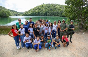 Estudantes conhecem etapas de tratamento da água em área de preservação ambiental