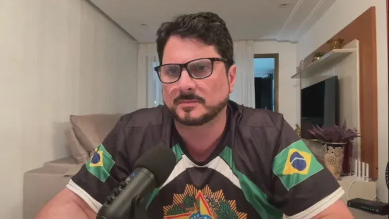 Senador Marcos do Val é levado para colocar tornozeleira eletrônica