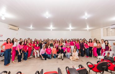 Educação promove palestra e marcação de exames gratuitos para servidoras em ação do Outubro Rosa