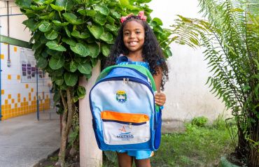 Estudantes do Ensino Fundamental de Maceió começam a receber kits escolares