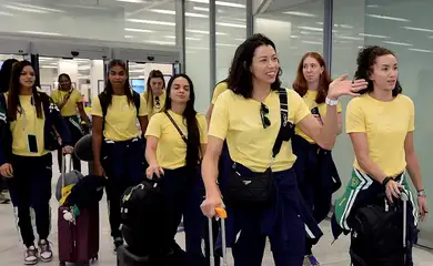 Seleção de vôlei e delegação brasileira de judô desembarcam em Paris