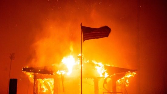 Incêndios florestais em Los Angeles forçam 30 mil a deixarem casas