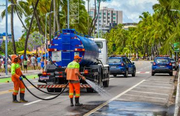 Após prévias carnavalescas, agilidade no trabalho dos garis mantém ruas limpas