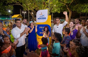 Prefeito JHC entrega praça totalmente reformada em Ipioca