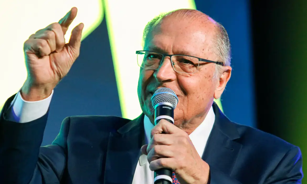 Brasil está conversando “com reserva” com Estados Unidos, diz Alckmin