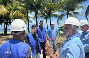 Técnicos da Prefeitura de Maceió acompanham avanço das obras de iluminação em ciclovia do Jaraguá