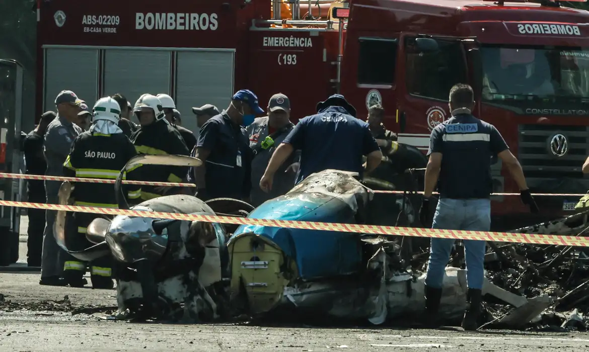 Duas pessoas morrem em queda de avião em São Paulo