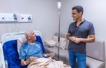 Prefeito JHC visita paciente no Hospital da Cidade